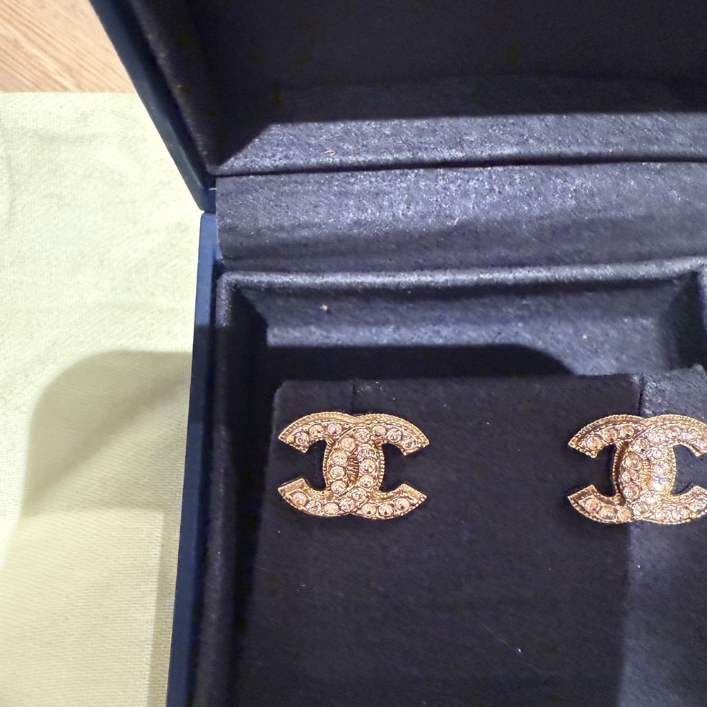 Chanel pink earrings - Picture 3 of 5